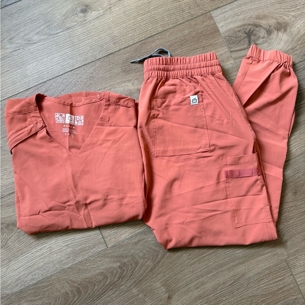 Wonder Wink Women’s Scrub Set Coral
